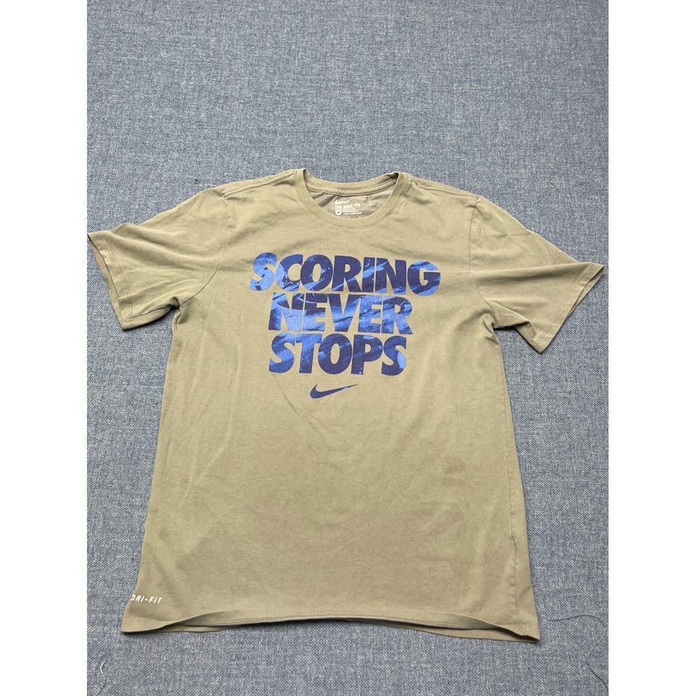 Nike Dri-FIT Scoring Never Stops Graphic T-Shirt Mens Medium Olive Green Camo